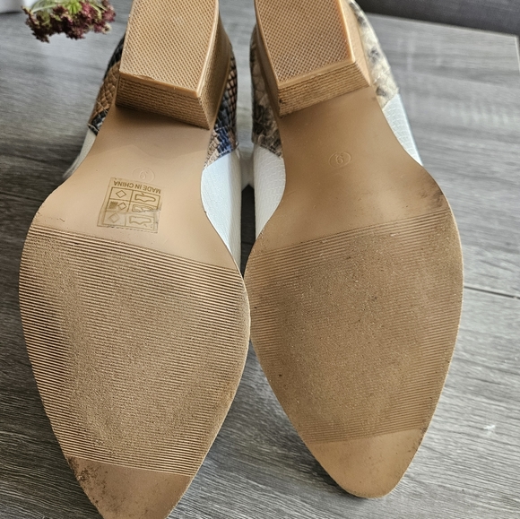 Women's V cut out Bootie - Picture 6 of 6